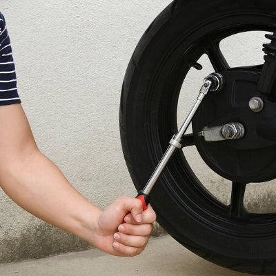 cle a cliquetâ travail de mecanique sur roue