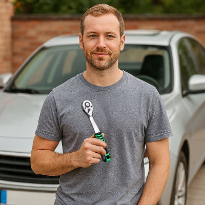 cle a cliquet homme devant sa voiture
