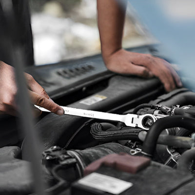 cle a cliquet homme enleve un ecrou dans moteur