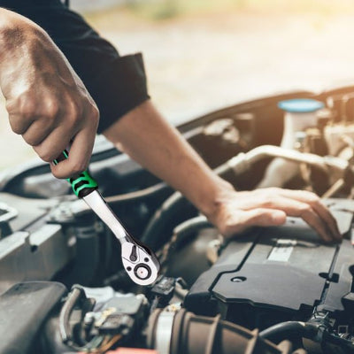 cle a cliquet homme reparant moteur voiture