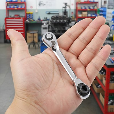 cle a cliquet tient dans la paume de la main