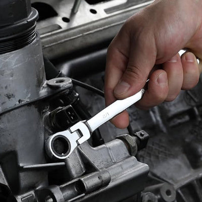 cle a cliquet travail sur boulon dans moteur