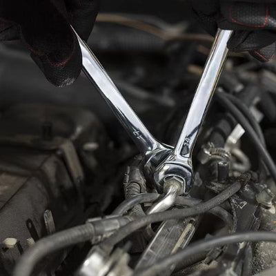 cle plate a cliquet serrage de boulons dans moteur de voiture