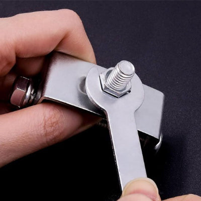 cle plate homme resserre un ecrou