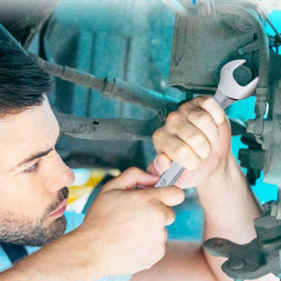 cles plates homme desserre une vis dans un moteur