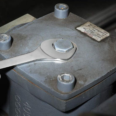 cles plates pour desserer ou serrer les boulons