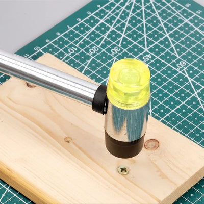 maillet caoutchouc mise en place d une planche de bois
