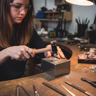 marteau femme travaille un bijou
