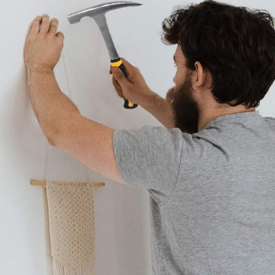 marteau homme utilise pour planter un clou