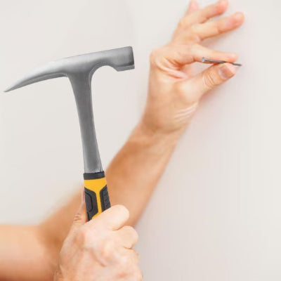 marteau mise en place d un clou mural
