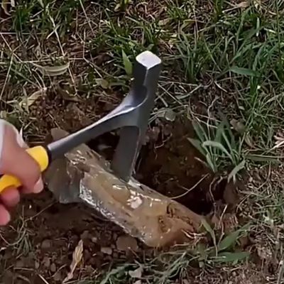 marteau retrait d un caillou coince dans la terre