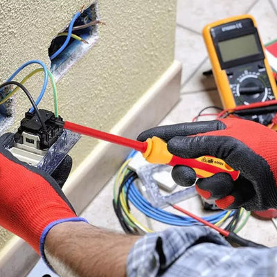 tournevis electricien mise en place prise courant passant