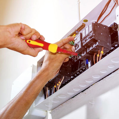 tournevis electricien vissage dans tableau electrique