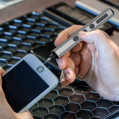 tournevis electrique homme reparant un telephone