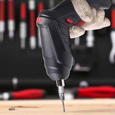 tournevis electrique main avec gant qui tient pour visser