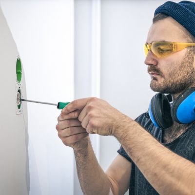 tournevis etoile homme monte une prise