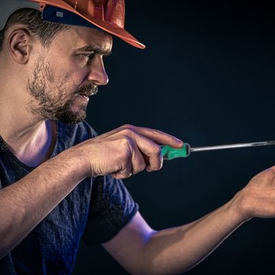 tournevis etoile homme tient dans la main