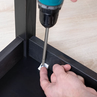 tournevis mise en place coin de meuble